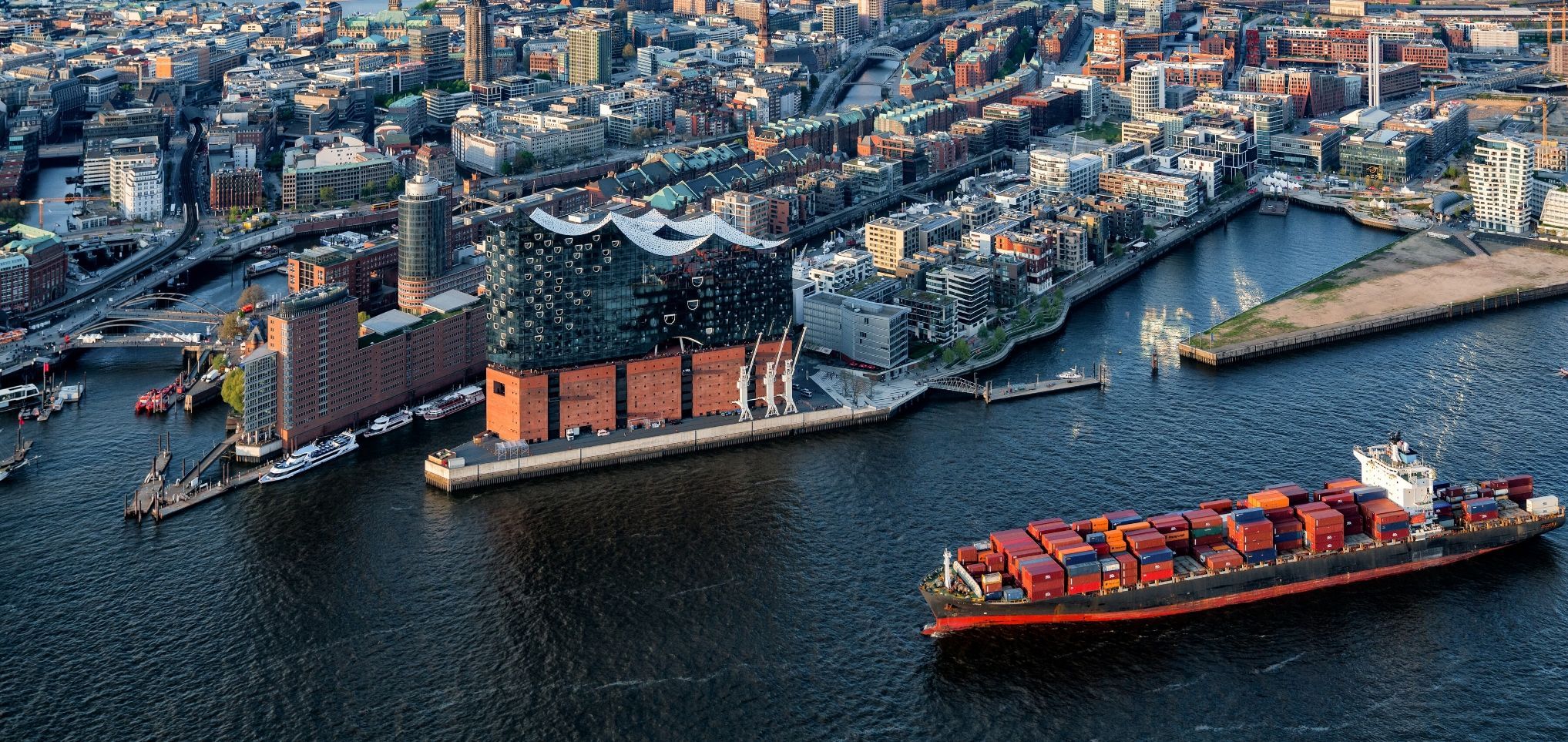 Elbphilharmonie und HafenCity aus der Luft